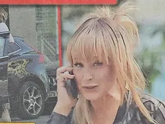 Аня Пенчева гола-голеничка в колата си в центъра на София (Папарашки СНИМКИ)