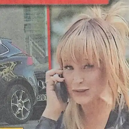 Аня Пенчева гола-голеничка в колата си в центъра на София (Папарашки СНИМКИ)