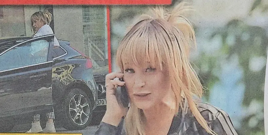 Аня Пенчева гола-голеничка в колата си в центъра на София (Папарашки СНИМКИ)