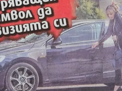 Аня Пенчева гола-голеничка в колата си в центъра на София (Папарашки СНИМКИ)