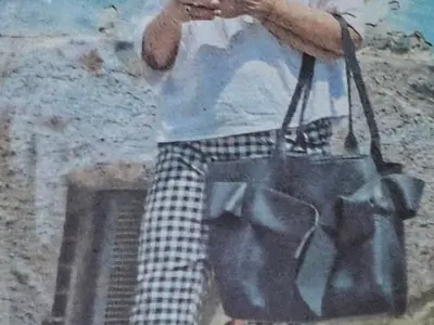 Аня Пенчева гола-голеничка в колата си в центъра на София (Папарашки СНИМКИ)