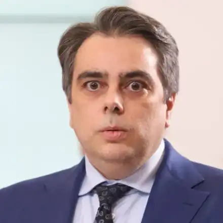 Асен Василев приюти братовчедка на Лорер