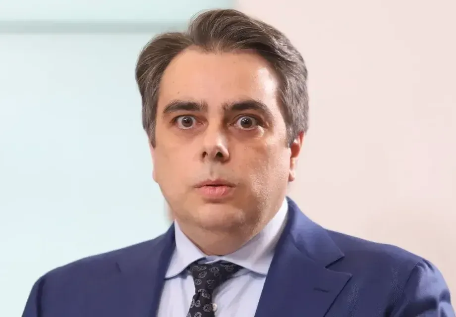 Асен Василев приюти братовчедка на Лорер