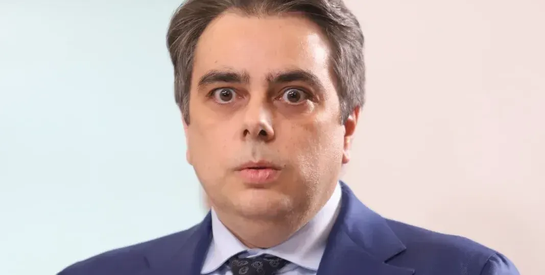Асен Василев приюти братовчедка на Лорер