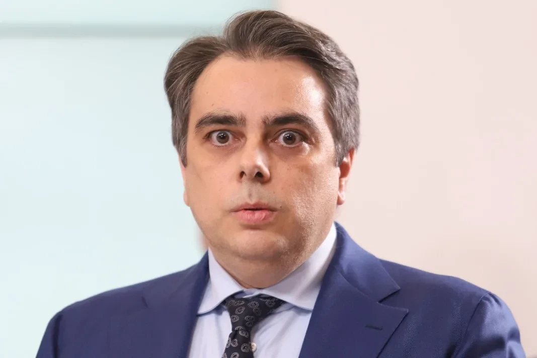 Асен Василев приюти братовчедка на Лорер
