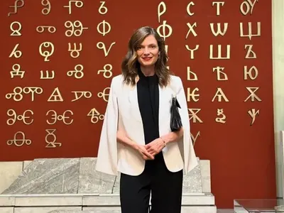 Бивша синоптичка блесна до Румен Радев! Какво прави Нора Шопова до президента