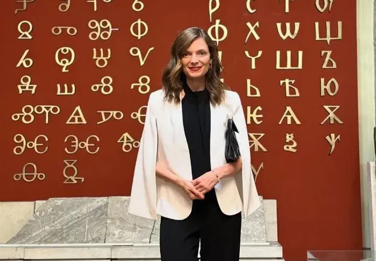 Бивша синоптичка блесна до Румен Радев! Какво прави Нора Шопова до президента