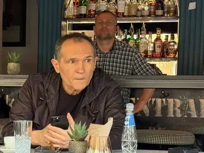 Божков хайманосва в бар! Вардят го четирима гардове (Снимки)