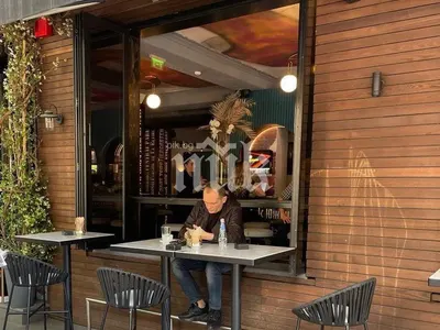 Божков хайманосва в бар! Вардят го четирима гардове (Снимки)