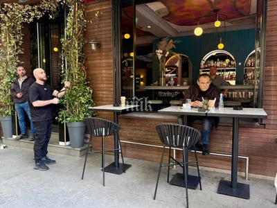 Божков хайманосва в бар! Вардят го четирима гардове (Снимки)