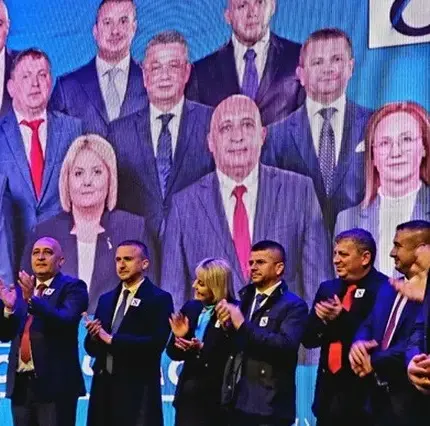 Цяла структура с кметове и общинари на Доган отиде при Пеевски