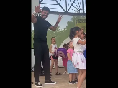 ДЪНОТО ИМА МАЗЕ!! Благой Георгиев друса мазни кючеци на детско парти и подканва хлапетиите! (ВИЖ ТУК)