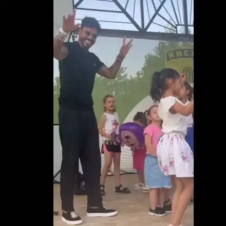 ДЪНОТО ИМА МАЗЕ!! Благой Георгиев друса мазни кючеци на детско парти и подканва хлапетиите! (ВИЖ ТУК)