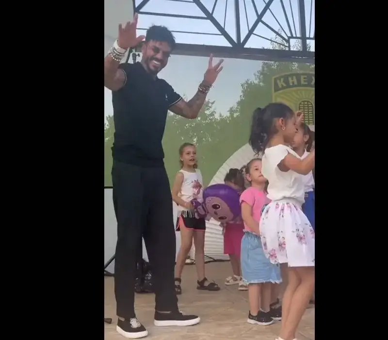 ДЪНОТО ИМА МАЗЕ!! Благой Георгиев друса мазни кючеци на детско парти и подканва хлапетиите! (ВИЖ ТУК)