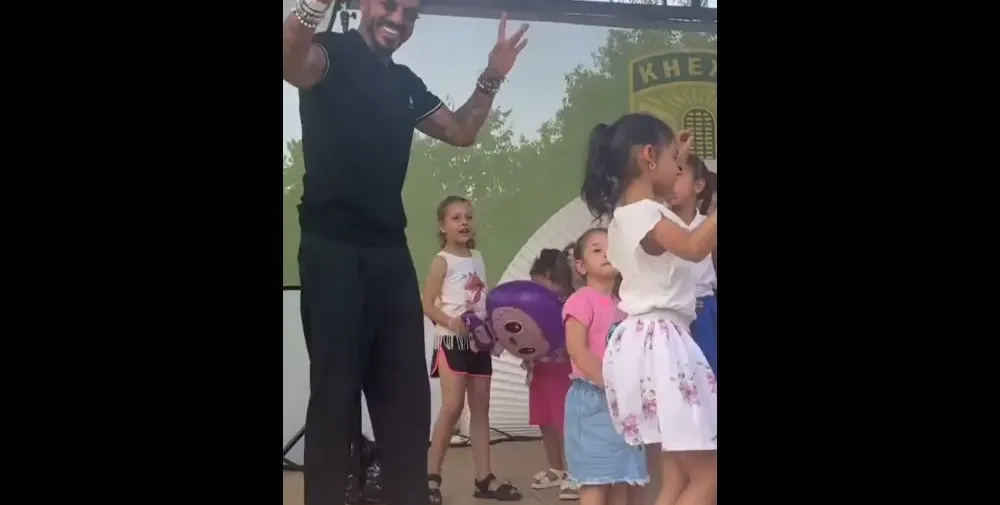 ДЪНОТО ИМА МАЗЕ!! Благой Георгиев друса мазни кючеци на детско парти и подканва хлапетиите! (ВИЖ ТУК)