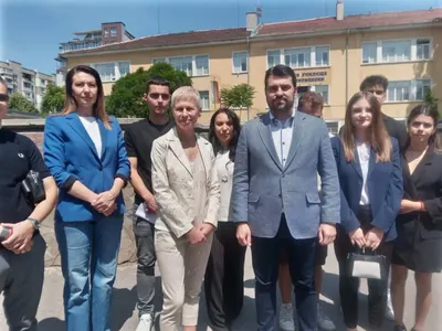 ЕКСКЛУЗИВНО! Министър Георг Георгиев след като гласува за кмет на “Слатина”: Пряка заплаха за България от войната в Близкия изток няма (СНИМКИ)