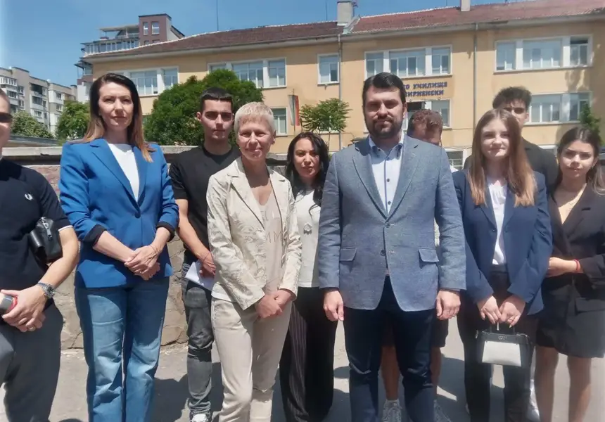 ЕКСКЛУЗИВНО! Министър Георг Георгиев след като гласува за кмет на “Слатина”: Пряка заплаха за България от войната в Близкия изток няма (СНИМКИ)