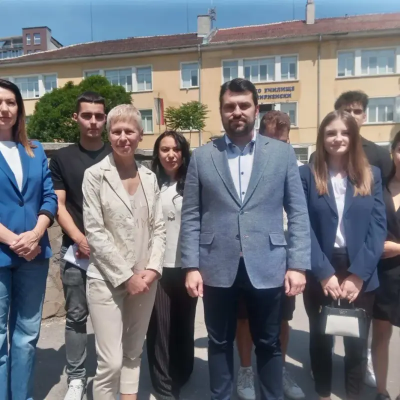 ЕКСКЛУЗИВНО! Министър Георг Георгиев след като гласува за кмет на “Слатина”: Пряка заплаха за България от войната в Близкия изток няма (СНИМКИ)