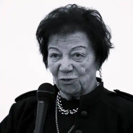 Животът на Божана Апостолова бе изтъкан от символи