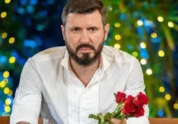 Като куче с обратна захапка е Мартин Елвиса: Коя си нарочи да му стане любовница, не я пуска! (Снимки)
