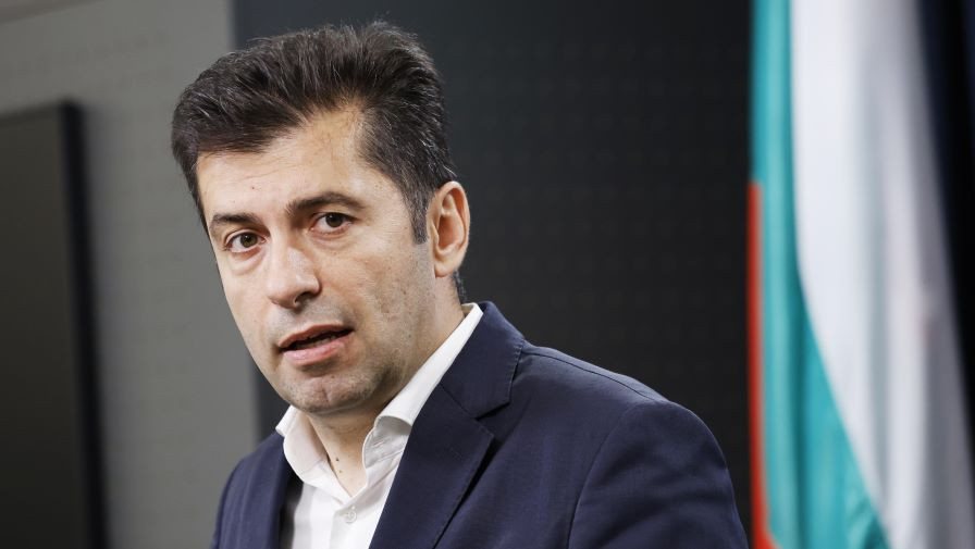 Кирил Петков бяга в Канада, за да спаси брака си с Линда