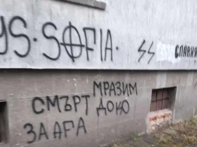 Кой и кога ще изчисти нацистките символи от гимназията "Асен Златаров" в Княжево