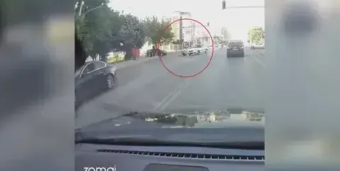 Кола помете пешеходец на ул. „Бели Дунав“ в София