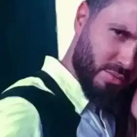 Любомира се натиска  на Мартин Елвиса