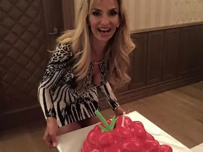 Малина със свещите на Лили