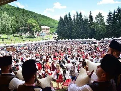 Мария и Ники се женят на събора "Леденика"