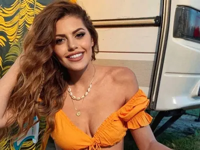 Михаела Филева дарява пострадала от домашно насилие