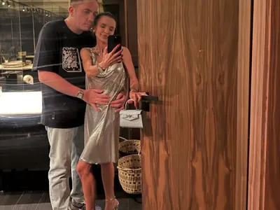 Може да съм капелáта, но и аз съм от селата: Мара Отварачката и младокът й потресоха със селфи от... кенефа! (СНИМКИ)