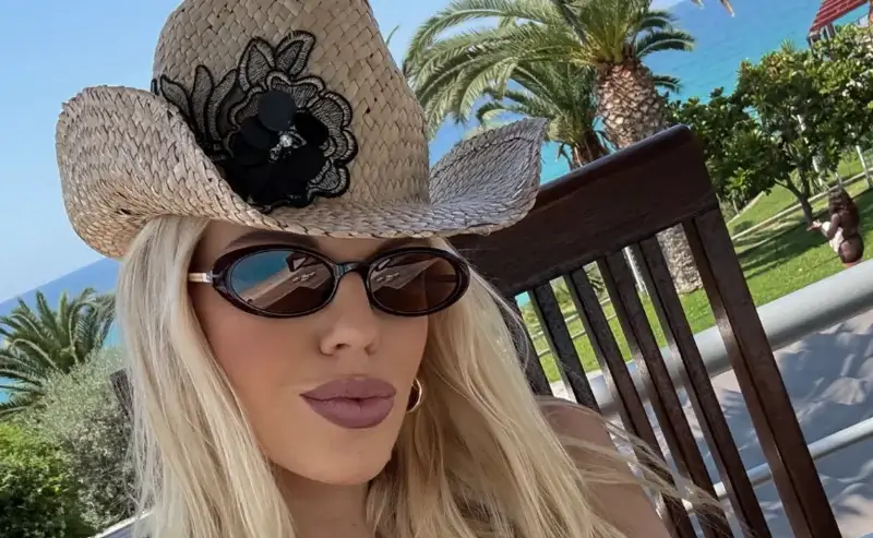 Натали Трифонова пече бременно коремче в Гърция