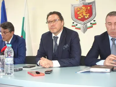 Нещо се мъти: Шефовете на МВР отлетяха за САЩ