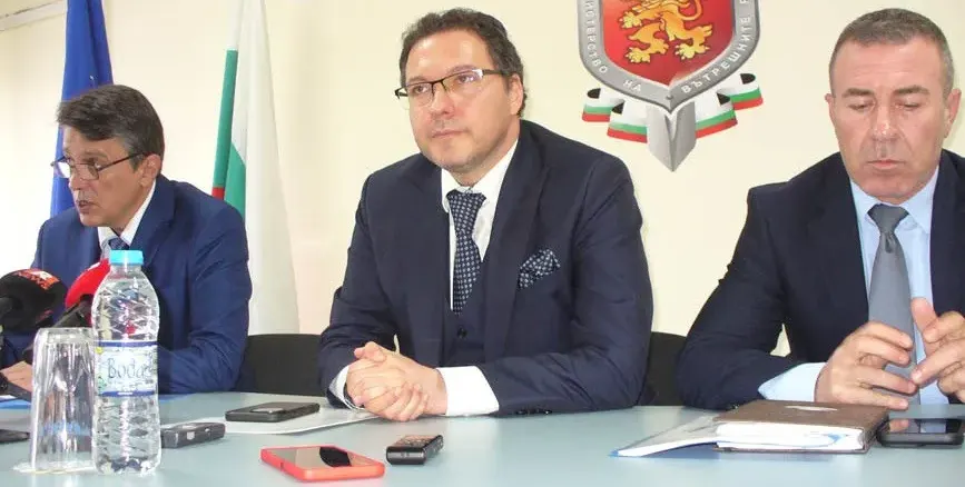 Нещо се мъти: Шефовете на МВР отлетяха за САЩ