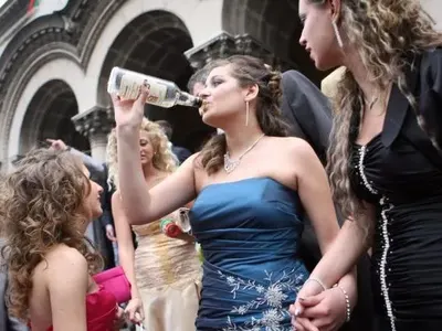 Невиждани вакханалии по баловете тази година: Пияна абитуриентка прави секс с 20 момчета