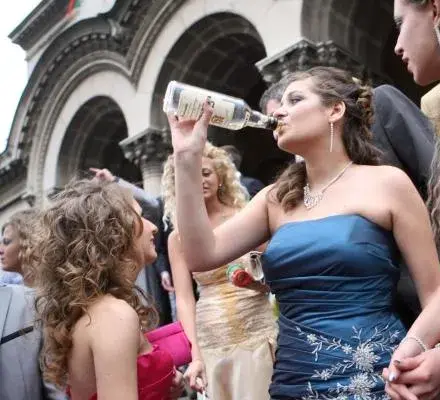 Невиждани вакханалии по баловете тази година: Пияна абитуриентка прави секс с 20 момчета