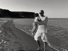 Ники Михайлов на плажа с малката за ЧРД