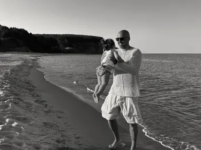 Ники Михайлов на плажа с малката за ЧРД