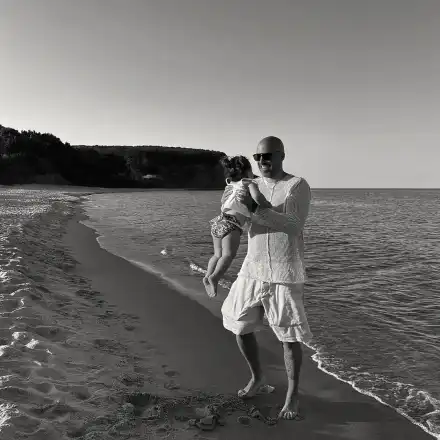 Ники Михайлов на плажа с малката за ЧРД