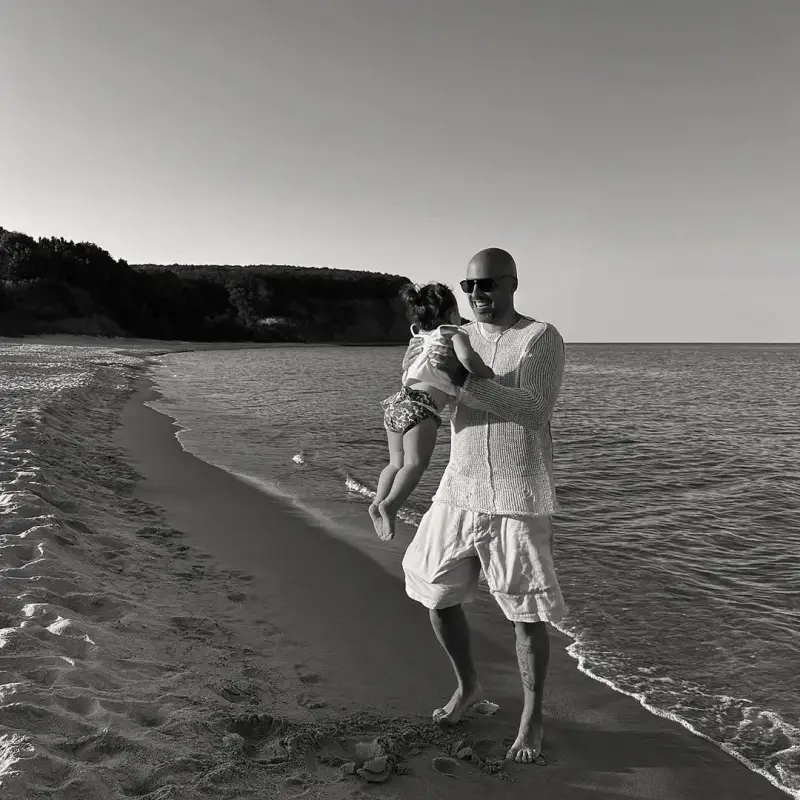 Ники Михайлов на плажа с малката за ЧРД