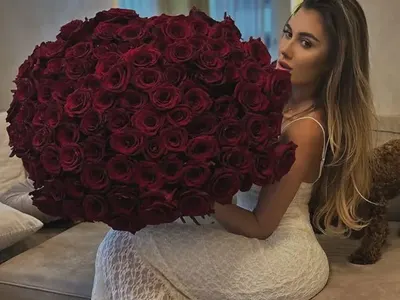 ОПАА!! 20-годишната Йоана Илиева показа огромен букет от 500 рози и любовно послание! (ето от кого са - СНИМКИ)