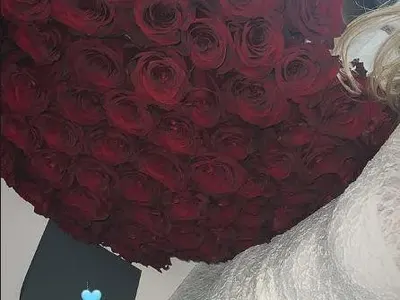 ОПАА!! 20-годишната Йоана Илиева показа огромен букет от 500 рози и любовно послание! (ето от кого са - СНИМКИ)