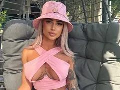 Осъдената силиконка, която спипаха да шофира надрусана, чака бебе