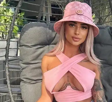 Осъдената силиконка, която спипаха да шофира надрусана, чака бебе