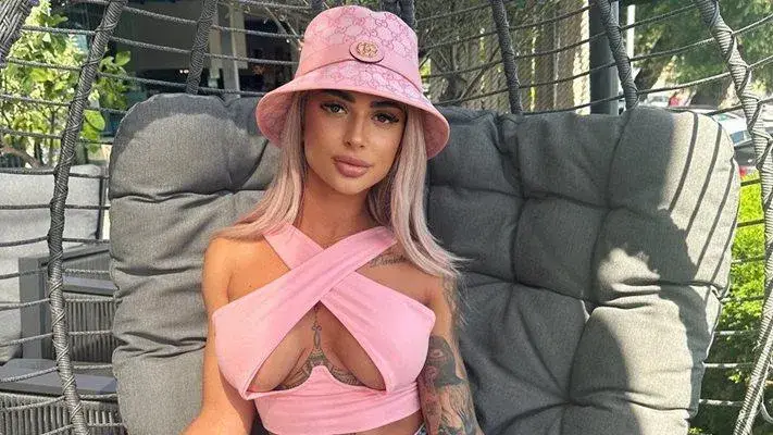 Осъдената силиконка, която спипаха да шофира надрусана, чака бебе