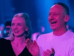 ПАПАРАШКИ УДАР: Анна Кошко се нанесе при Деян Донков (Снимки)