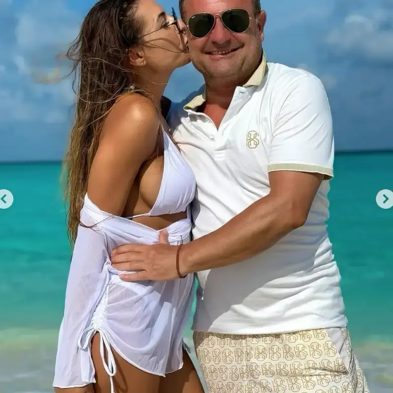 Рачков глези гаджето на морето