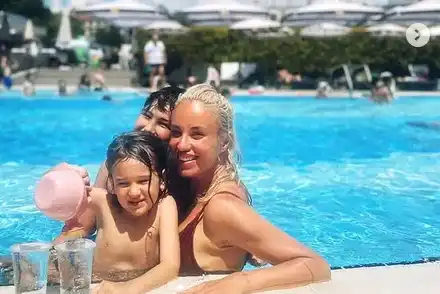 Радина Кърджилова  откри летния сезон с  децата край басейна