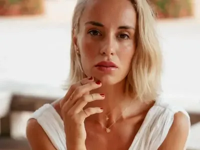 Радина Кърджилова по червени токчета